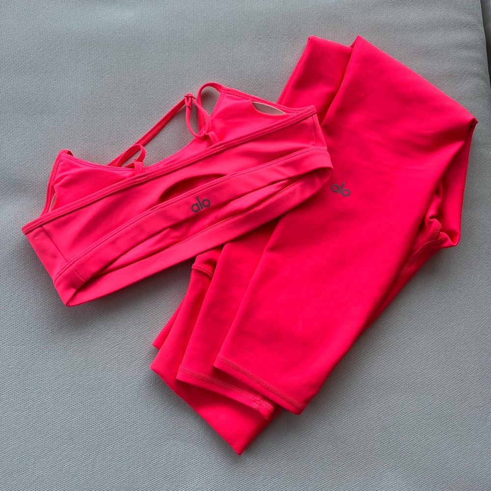 Alo Airlift Set in Coral